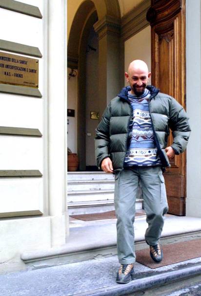 Un sorridente Marco Pantani lascia la sede del NAS di Firenze, dove era stato ascoltato nell’ambito delle indagini integrative sui valori ematici di alcuni ciclisti azzurri che parteciparono alla prova su strada alle Olimpiadi di Sydney 2000 (Ansa)